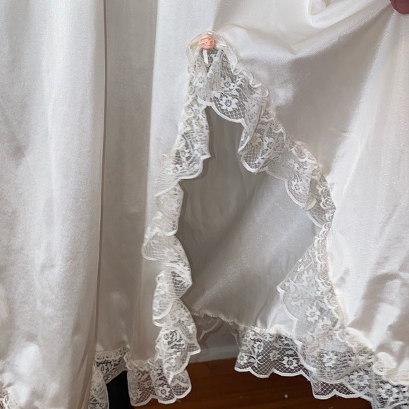 1980’s Joan Collins Vintage Lace Trimmed Nightgown - Picture 5 of 11